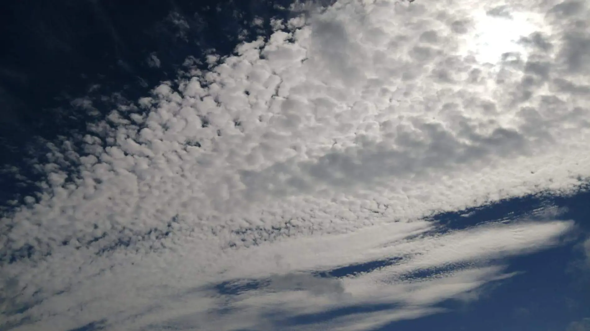 Dependiendo de la apariencia de las nubes en el cielo aborregado, se pueden deducir ciertas condiciones climáticas